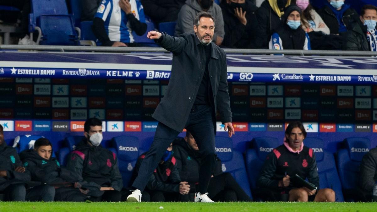Vicente Moreno da órdenes a sus pupilos durante el encuentro frente al Elche