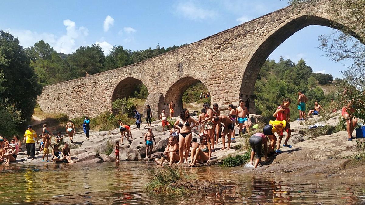 Banyistes el passat cap de setmana al pont medieval de Pedret, a tres quilòmetres de Berga