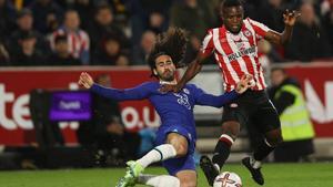 Marc Cucurella realiza una entrada durante el partido entre el Brentford y el Chelsea