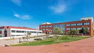 Este es el mejor colegio de Barcelona: tiene pista de tenis y campo de fútbol