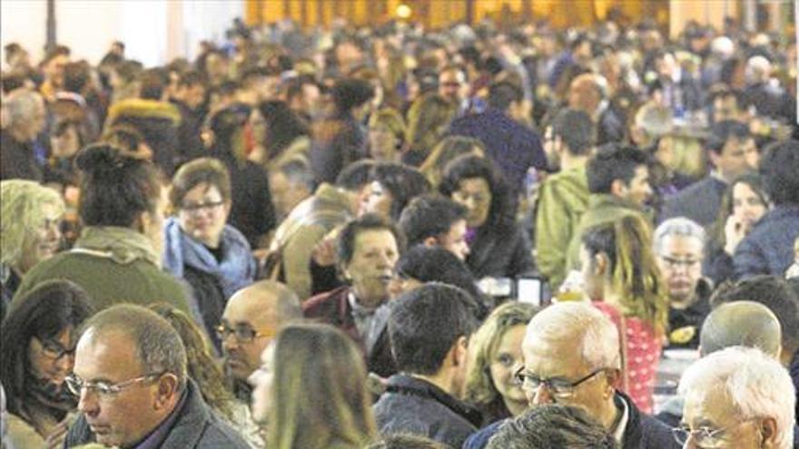 ‘La Tribuna’ del Villarreal y un ‘Plaça Major’ festivo, en TVCS