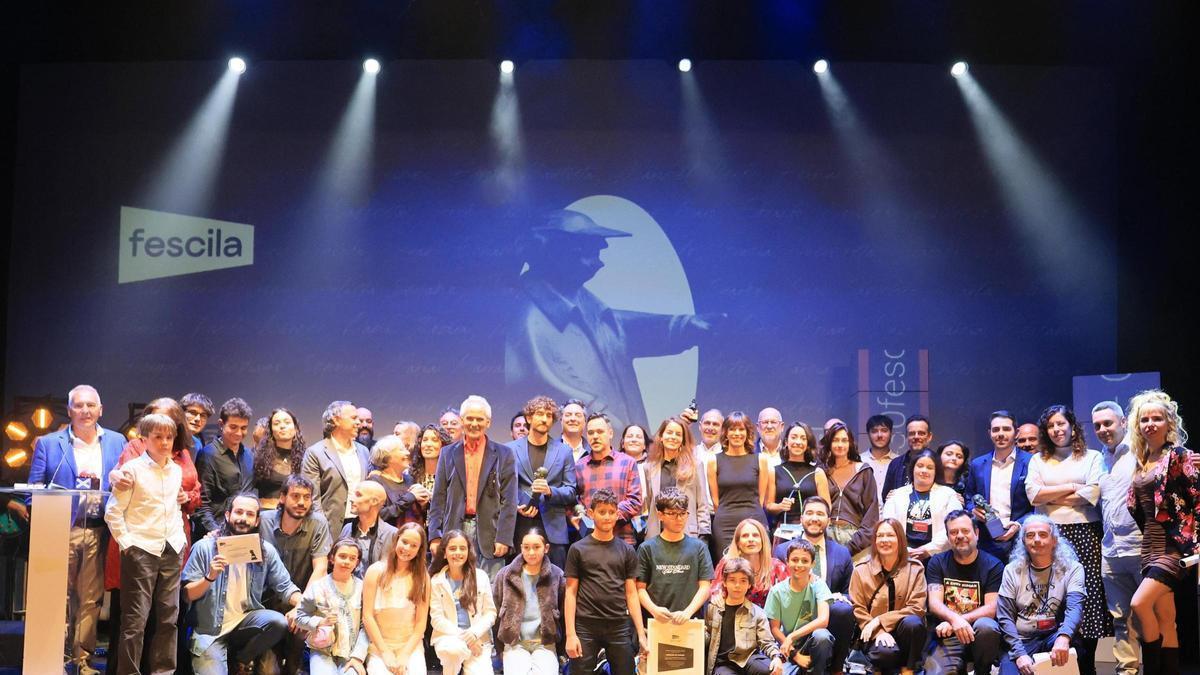 Los representantes de los pueblos y asociaciones que han recibido ayudas para la organización de festivales, en el acto en el que se han hecho públicas.