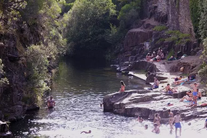 Herido un hombre al golpearse en una zona de piedras en la piscina natural de Las Mestas