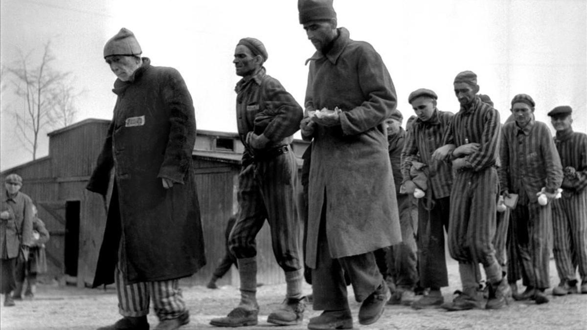 Imagen tomada por el fotoperiodista Eric Schwab de supervivientes en el campo de concentración nazi de Buchenwald, después de la liberación.
