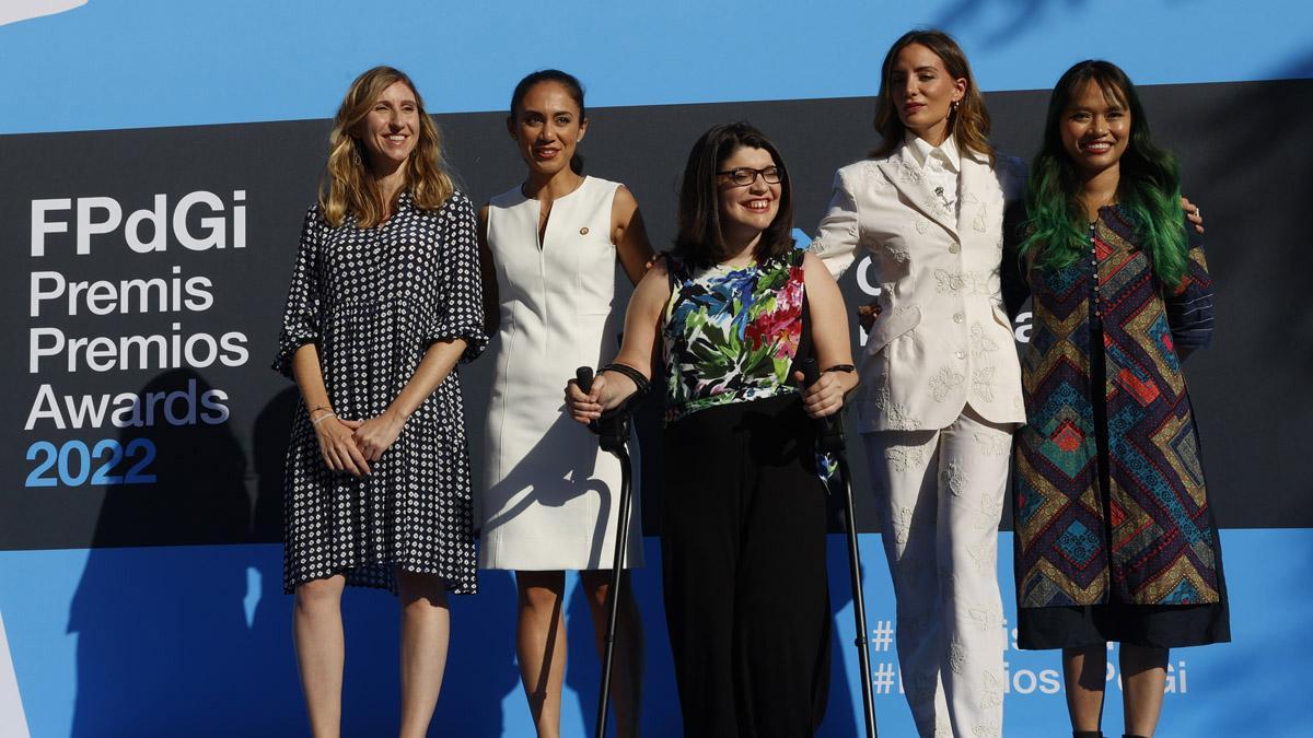 Las galardonadas en los Premios de la Fundación Princesa de Girona (FPdGi) Elisenda Bou-Balust, Eleonora Viezzer, Claudia Tecglen, María Hervás y Trang Nguyen posan este lunes durante el acto de ceremonia de entrega de los galardones, este lunes en el Museo de las Aguas de Cornellà del Llobregat.