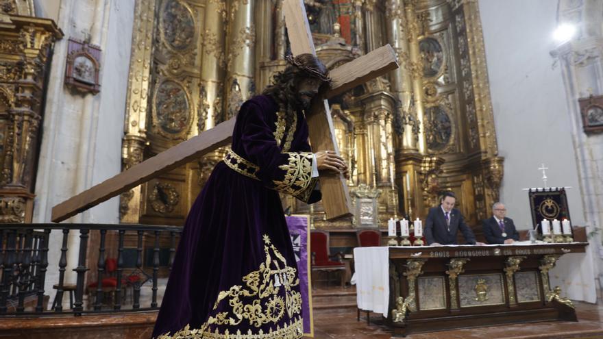 VÍDEO: Así fue la presentación de la nueva túnica del Jesús Nazareno