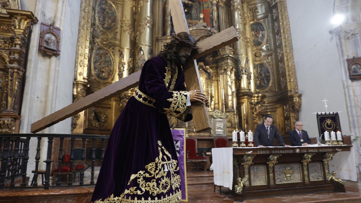 Presentación de la nueva túnica del Jesús Nazareno