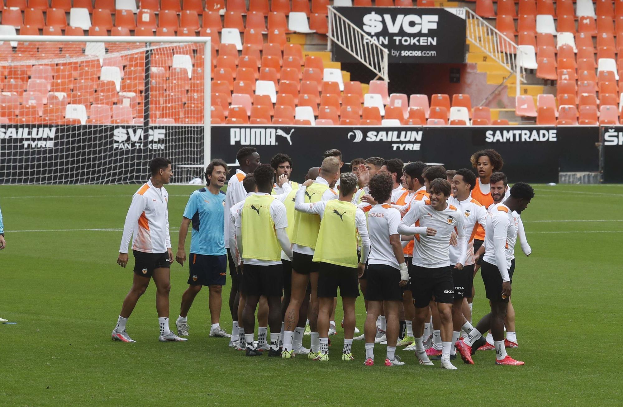 El Valencia entrena en Mestalla antes del partido frente al Villarreal