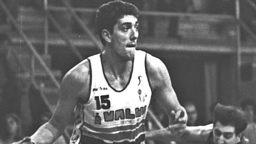 Juan Rosa superant Andrés Jiménez en un Valvi-Barça, el 1993 a Palau Sacosta.