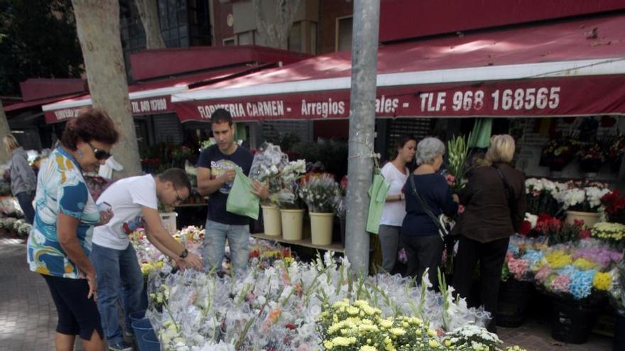 Estos días proliferan los puestos de venta de flores.