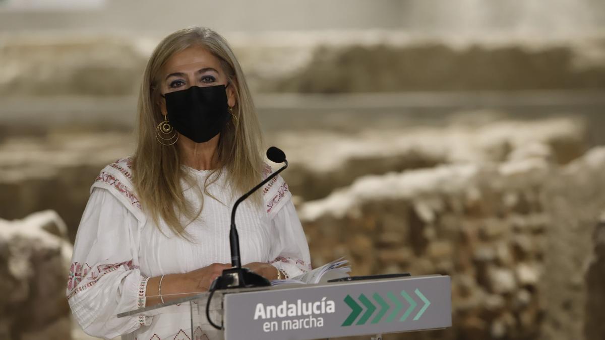 Patricia del Pozo, durante la visita a los restos arqueológicos en el metro de Málaga.