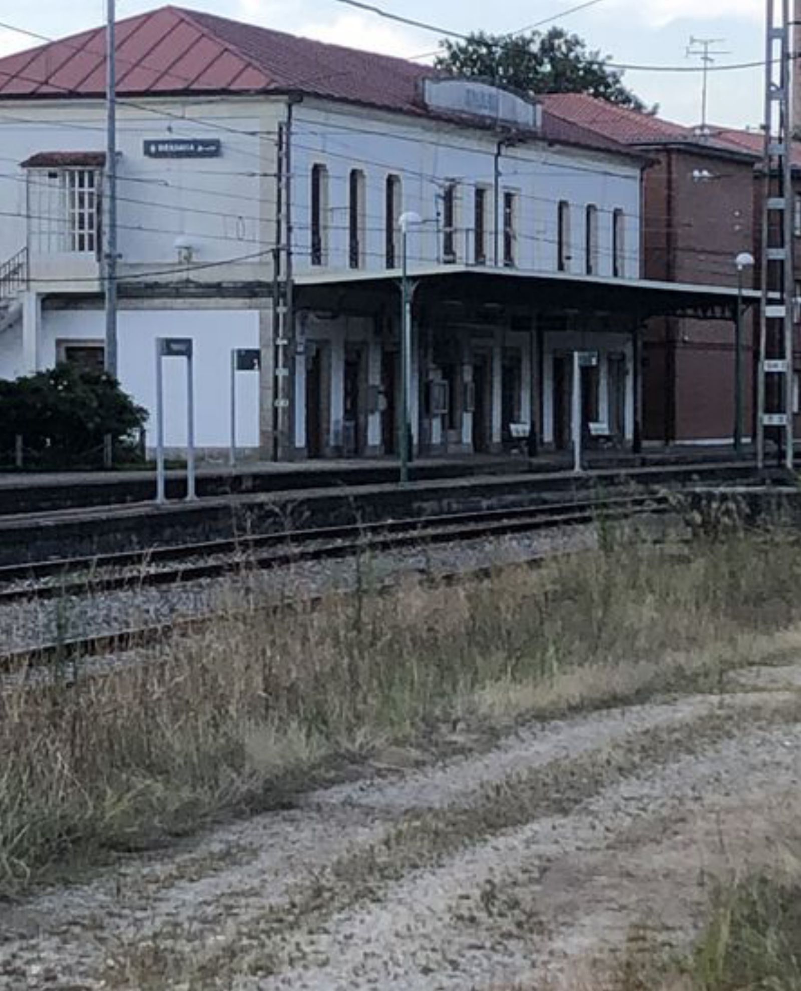 La de Ribadavia parece hoy una estación abandonada. / A. A.
