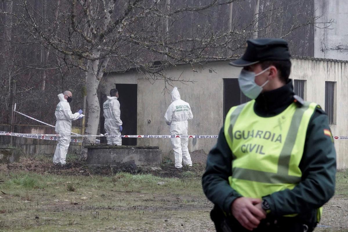Agentes de la Guardia Civil ante el pozo de Porriño donde fue hallada la víctima en febrero de 2021.