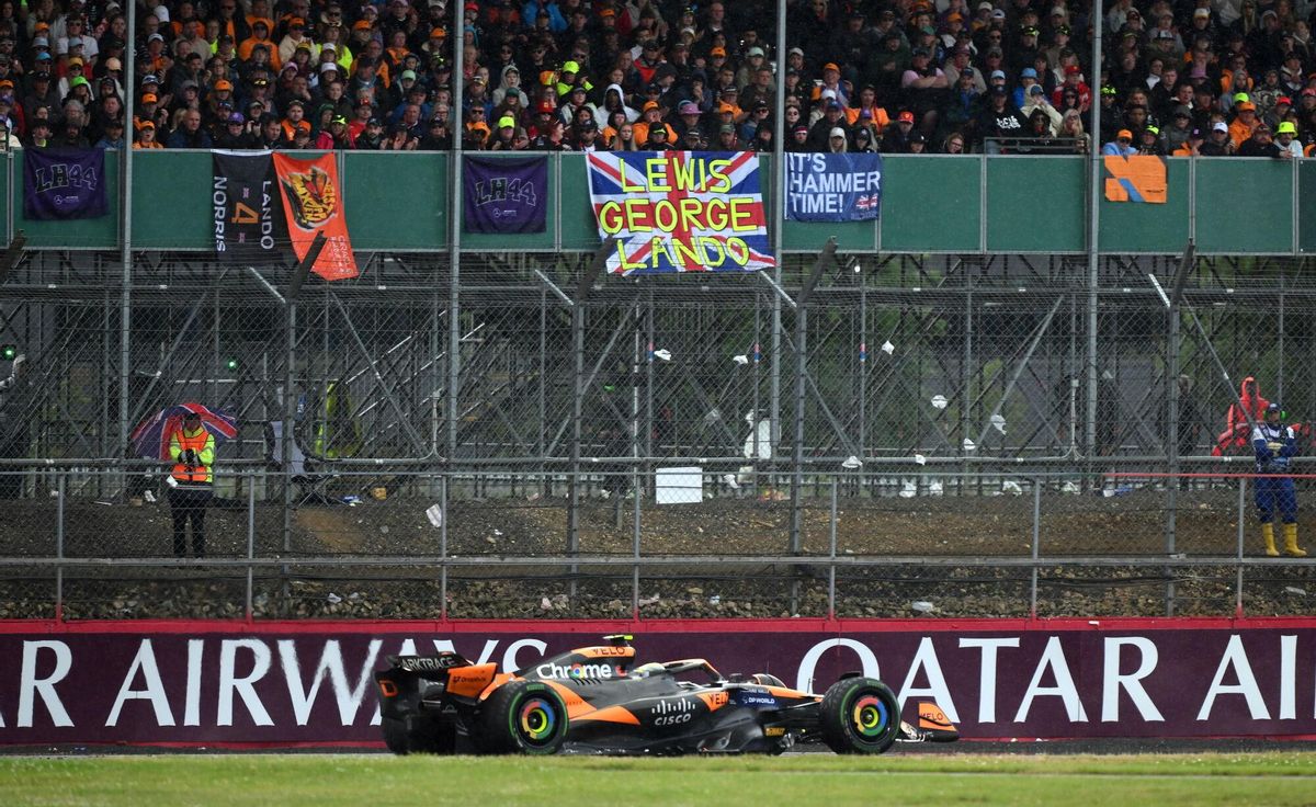 Towcester (United Kingdom), 07/07/2024.- McLaren driver Lando Norris of Britain passes the stands during the Formula One British Grand Prix at the Silverstone Circuit racetrack in Towcester, Britain, 07 July 2024. (Fórmula Uno, Reino Unido) EFE/EPA/PETER POWELL