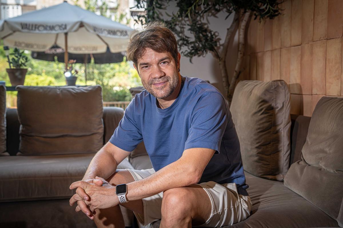Entrevista con el actor y humorista Juan Dávila, fotografiado durante la conversación con la redactora Laura Nuel. A 31 de Julio de 2026. Cultura. AUTOR: MANU MITRU.