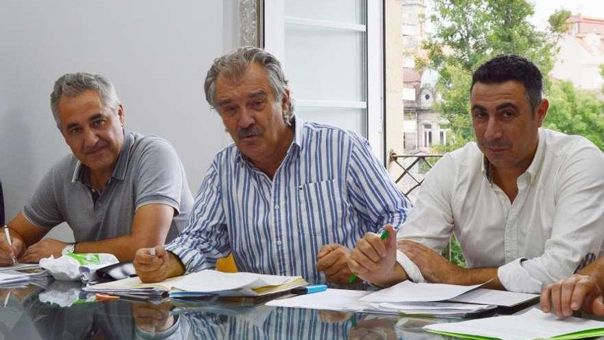 El alcalde, Juan Manuel Rey, con portavoces municipales durante la reunión del gabinete de crisis.