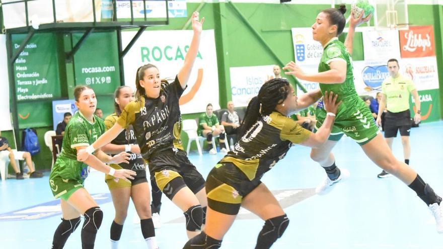 Poles lanza durante el partido de ayer. |  Rocasa