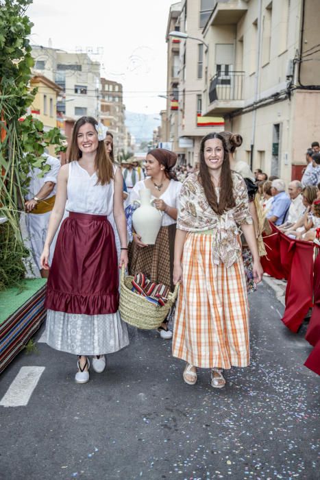 Más de 2.000 festeros participan en una vistosa Entrada de Moros y Cristianos que consigue llenar de público todas las calles de la capital de la Foia