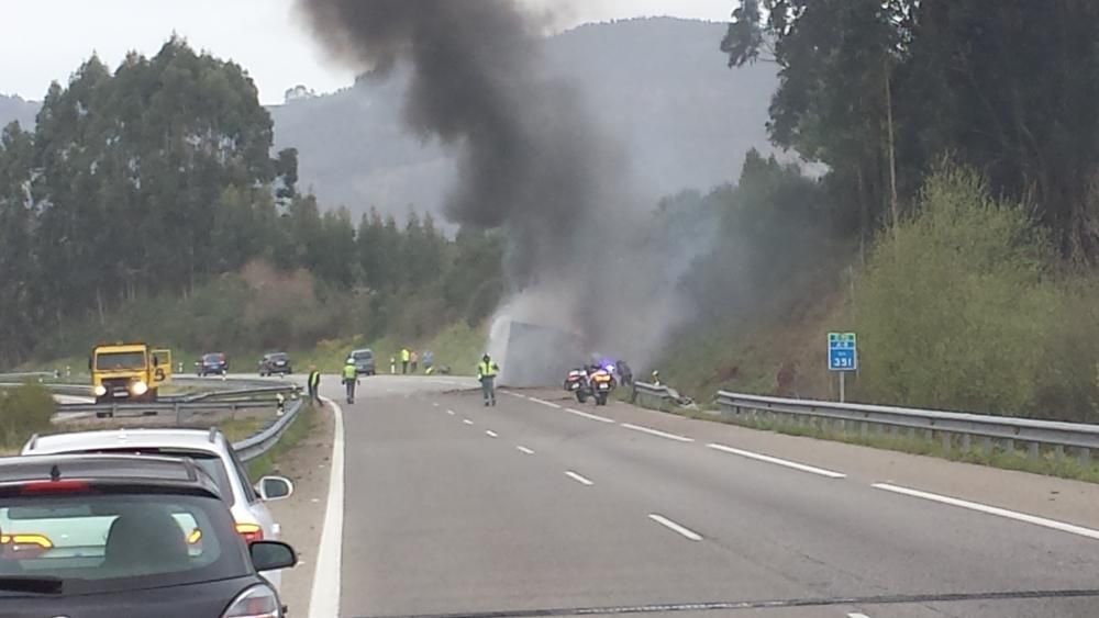 Accidente de un camión en la A-8 a la altura de Villaviciosa