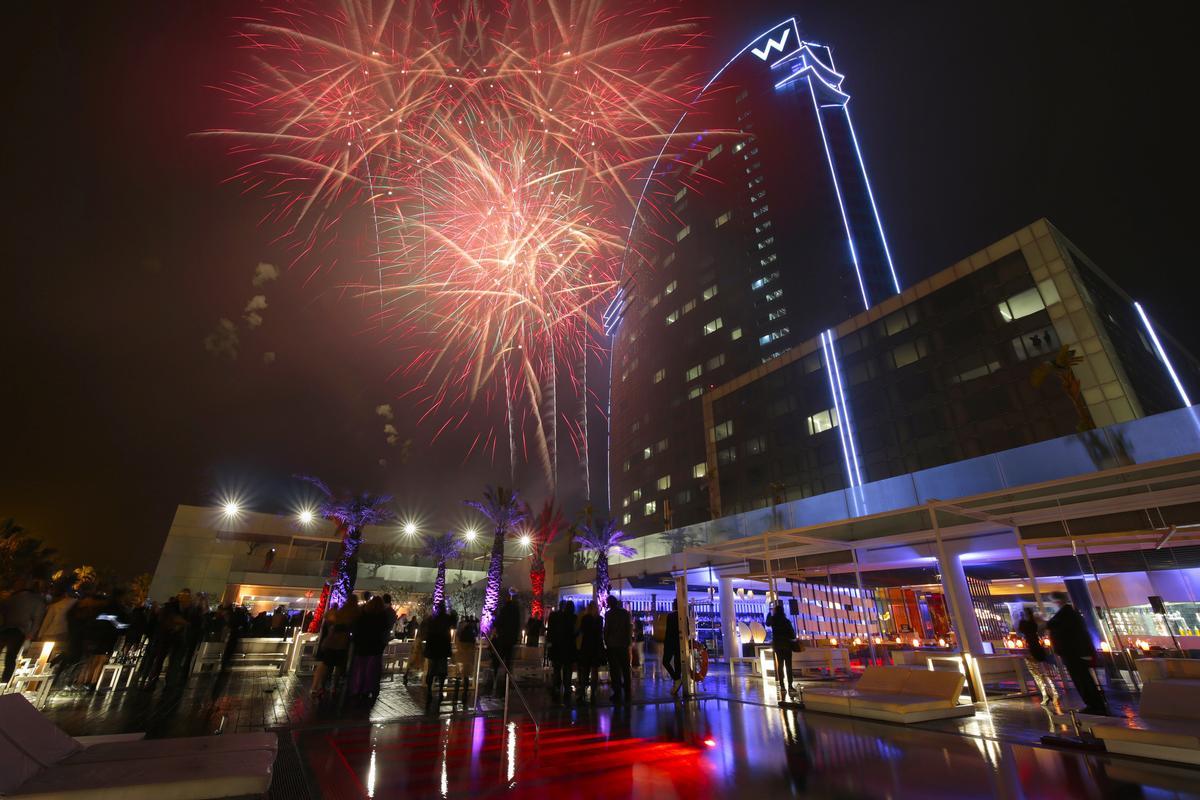 Fuegos artificiales tras las campanadas en el Hotel W, la pasada Nochevieja.