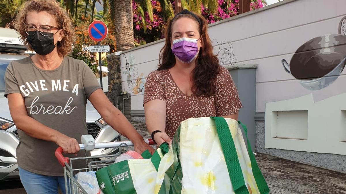 Juana Ramos, a la derecha, con uno de los carros con productos que llevó a la localidad de El Paso, en La Palma.