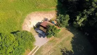 Se buscan compradores para comprar la casa estilo cabaña ubicada en pleno corazón de  parque natural en Asturias para entrar a vivir: dos plantas y chimenea en plena naturaleza