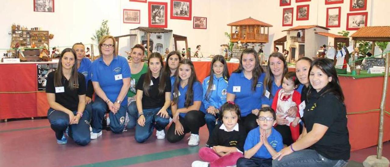 Miembros de &quot;Cuélebre&quot;, ayer, en la exposición de Lugones.