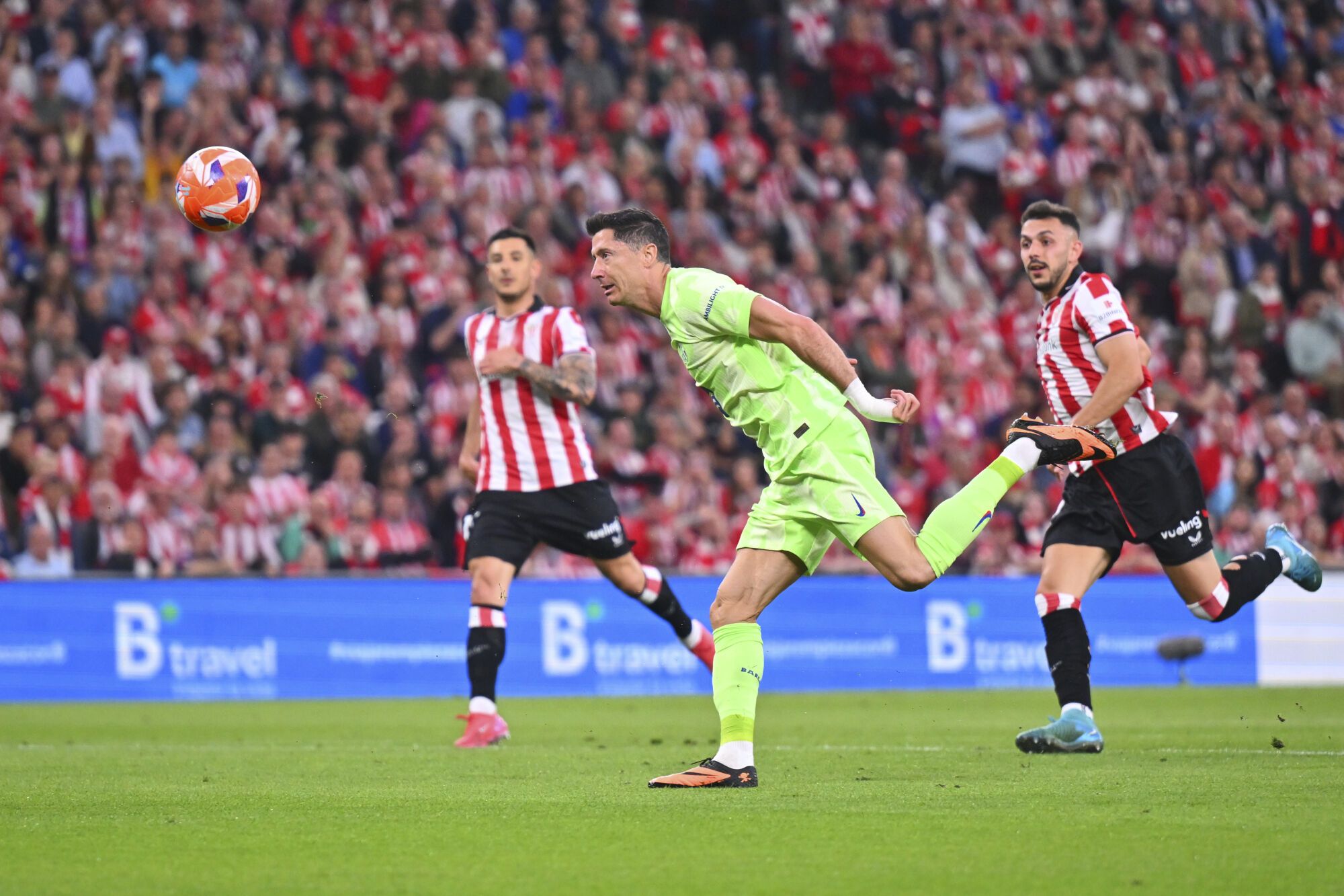 Barcelona's Robert Lewandowski, second from right, scores his side's opening goal during the Spanish La Liga soccer match between Athletic Bilbao and Barcelona at the San Mames stadium in Bilbao, Spain, Sunday, May 25, 2025. (AP Photo/Miguel Oses)