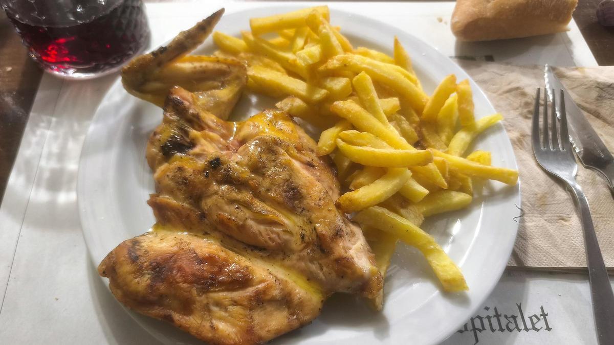 El pollo a la brasa del menú del día del restaurante La Marina de L'Hospitalet.