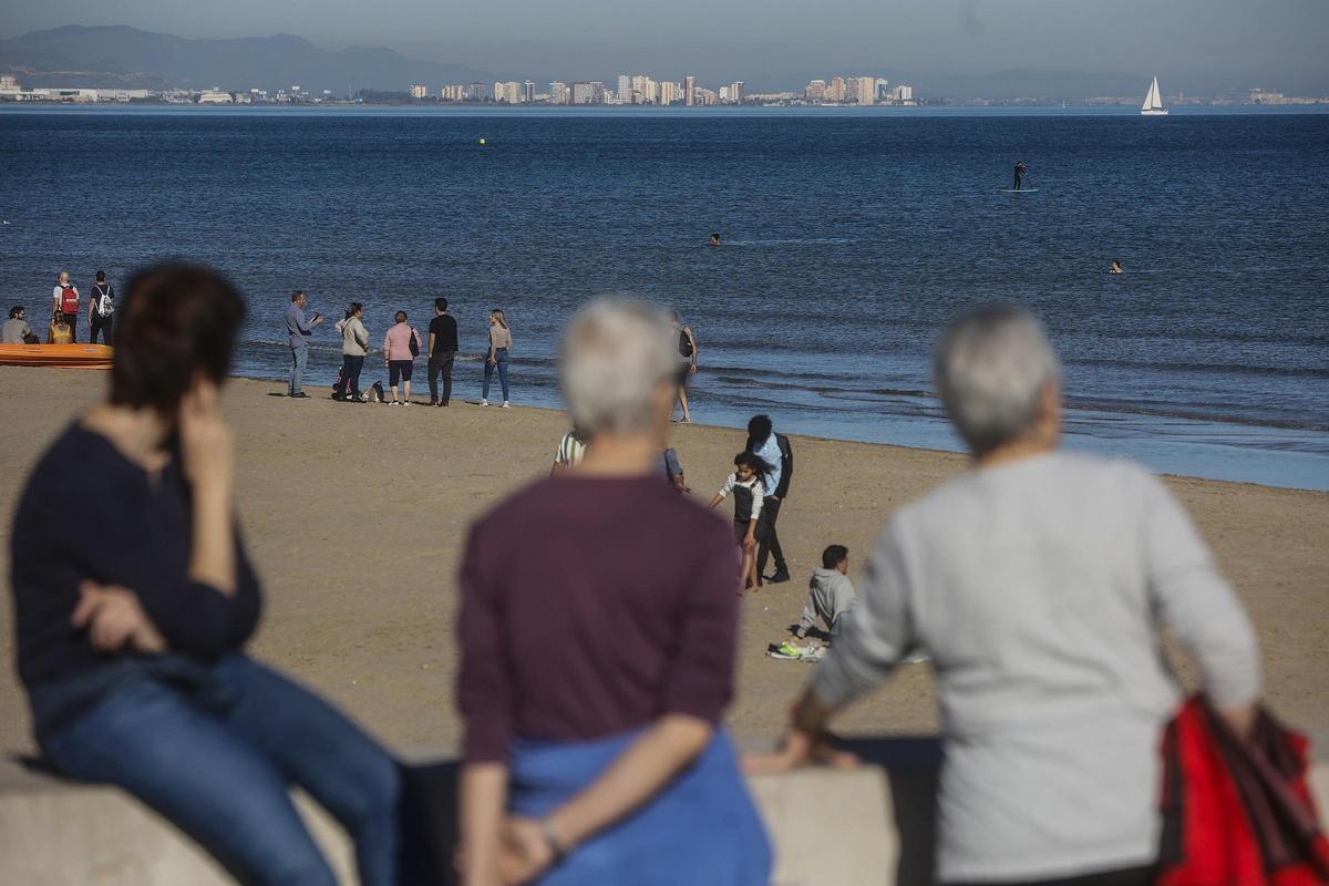 Imagen de archivo de un día soleado en la playa de la Mavarrosa.