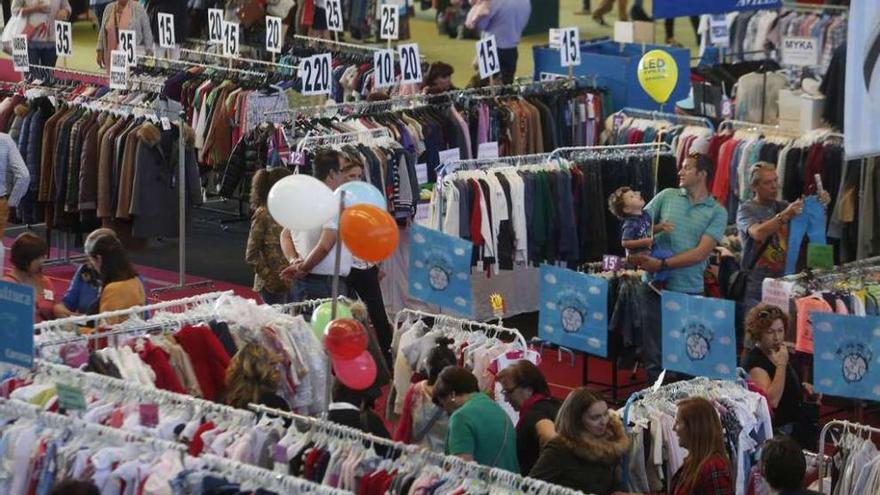 Ambiente que presentaba ayer por la mañana la feria de saldos.