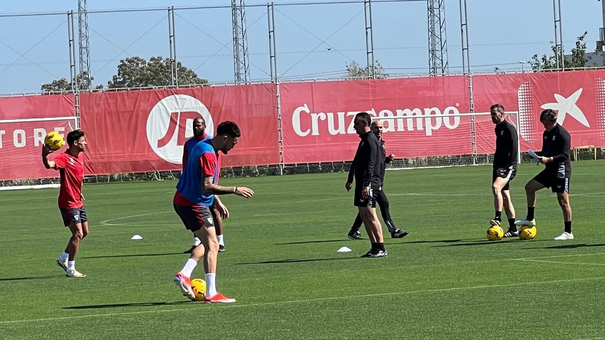 Jesús Navas y Lucas Ocampos en un entrenamiento del Sevilla FC
