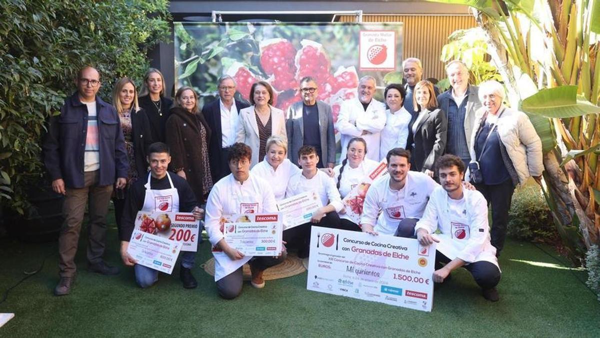 Concursantes junto al jurado del concurso de granada mollar tras la gala de premios en La Finca