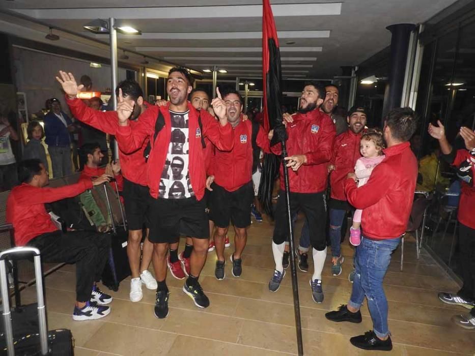 Un centenar de personas reciben al Formentera en el puerto de la Savina tras su éxito en la Copa del Rey.