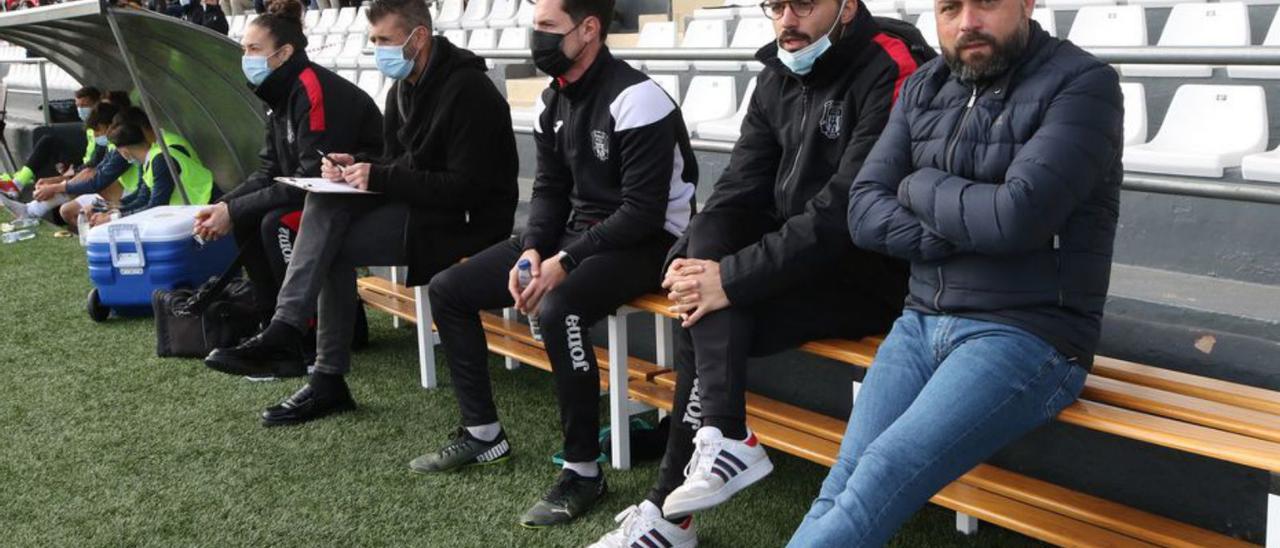 Manolo González, técnico de la Peña, en el banquillo. | JUAN A. RIERA