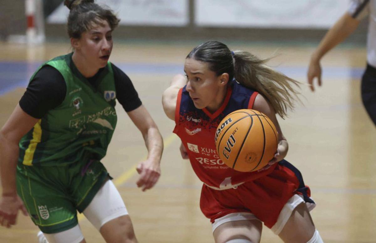 Nevena Dimitrijevic bota el balón ante el Arxil en la primera vuelta.