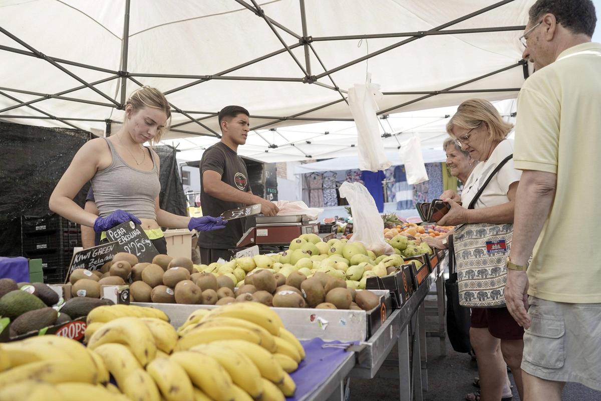Compradors i venedors en el mercat de la Font dels Capellans