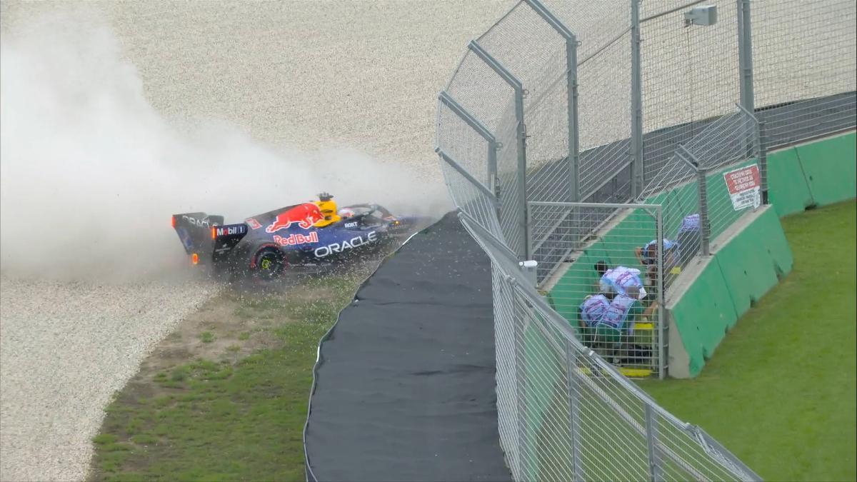 Verstappen, contra las barreras en Melbourne