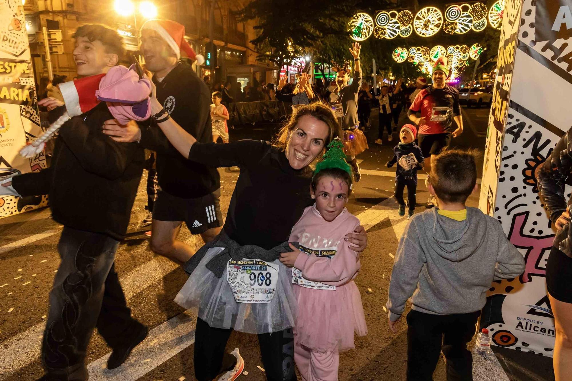 La San Silvestre de Alicante llena de colorido la ciudad