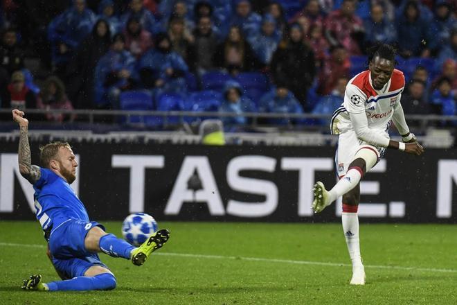 Bertrand Traore (R) del Lyon intenta marcar ante el jugador del Hoffenheim Kevin Vogt (L) durante el partido de la UEFA Champions League entre Olympique Lyonnais y TSG 1899 Hoffenheim en el estadio Parc Olympique Lyonnais en Decines-Charpieu, Francia