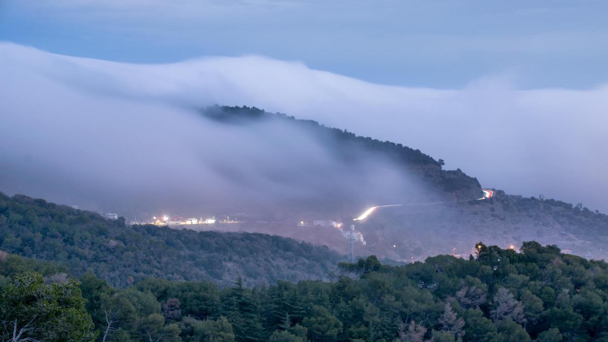 Mañana muy húmeda en Barcelona. Muchas nubes bajas y muy mala visibilidad en las capas bajas de Barcelona.