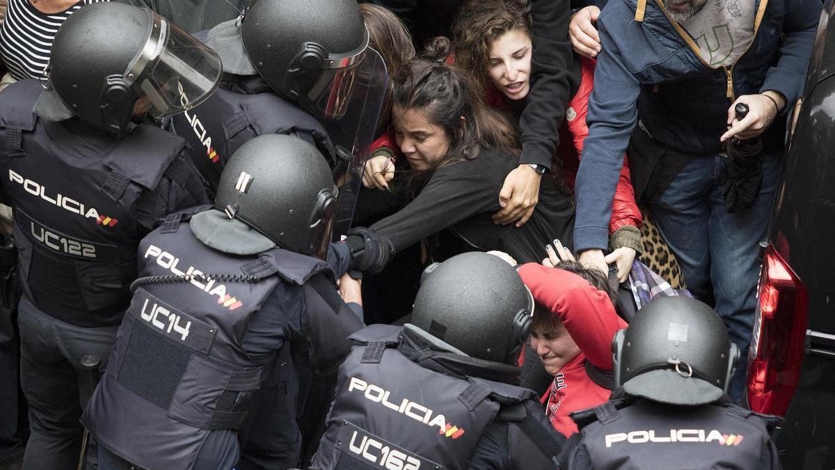 Carga policial frente al colegio Ramon Llull, en Barcelona, durante el referéndum del 1 de octubre de 2017.