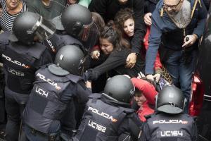 Carga policial frente al colegio Ramon Llull, en Barcelona, durante el referéndum del 1 de octubre de 2017.