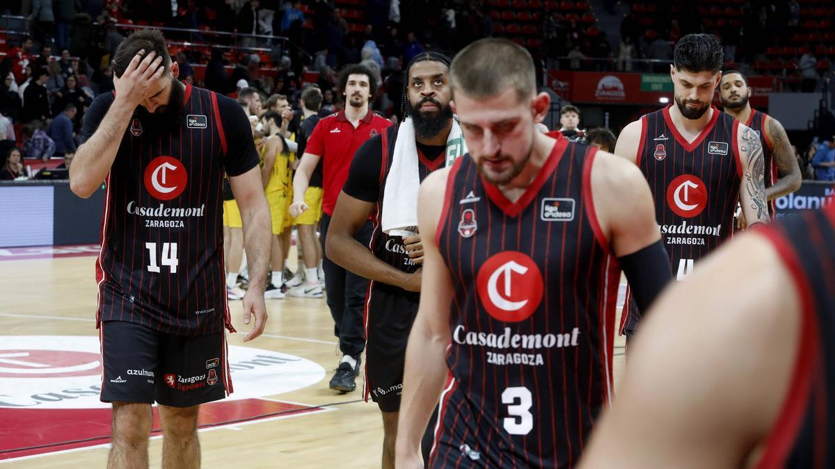 Los jugadores del Casademont, cabizbajos saliendo de la cancha del Felipe