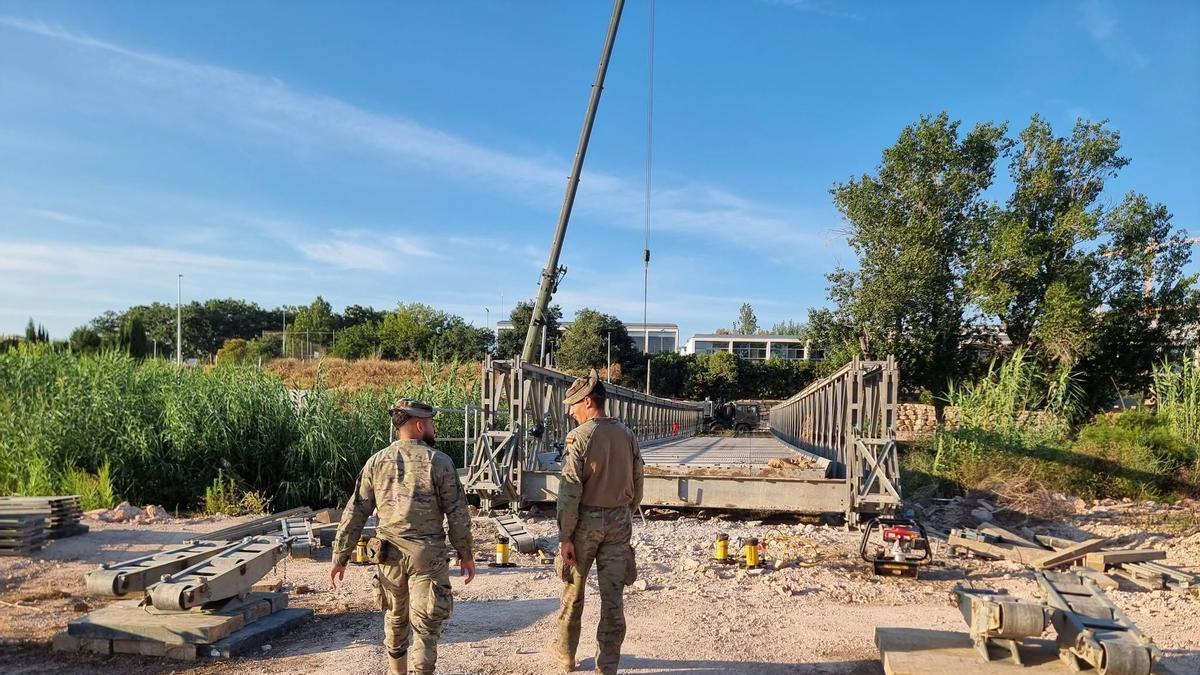 Comienza el desmontaje del puente militar de Riba-roja de Túria.