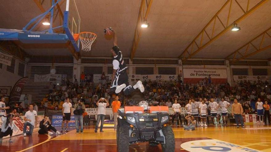 El público llenó Fontecarmoa y disfrutó de las habilidades del &quot;dunker&quot; Staples en el descanso. // NP