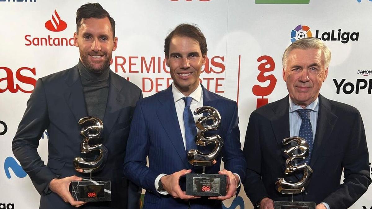 Rudy Fernández y Rafa Nadal, junto a Carlo Ancelotti en la gala del diario As