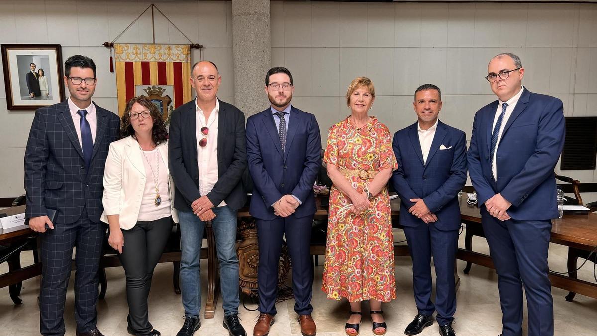 Concejales del PSPV y de Compromís de Albaida tras el pleno de investidura, en junio.