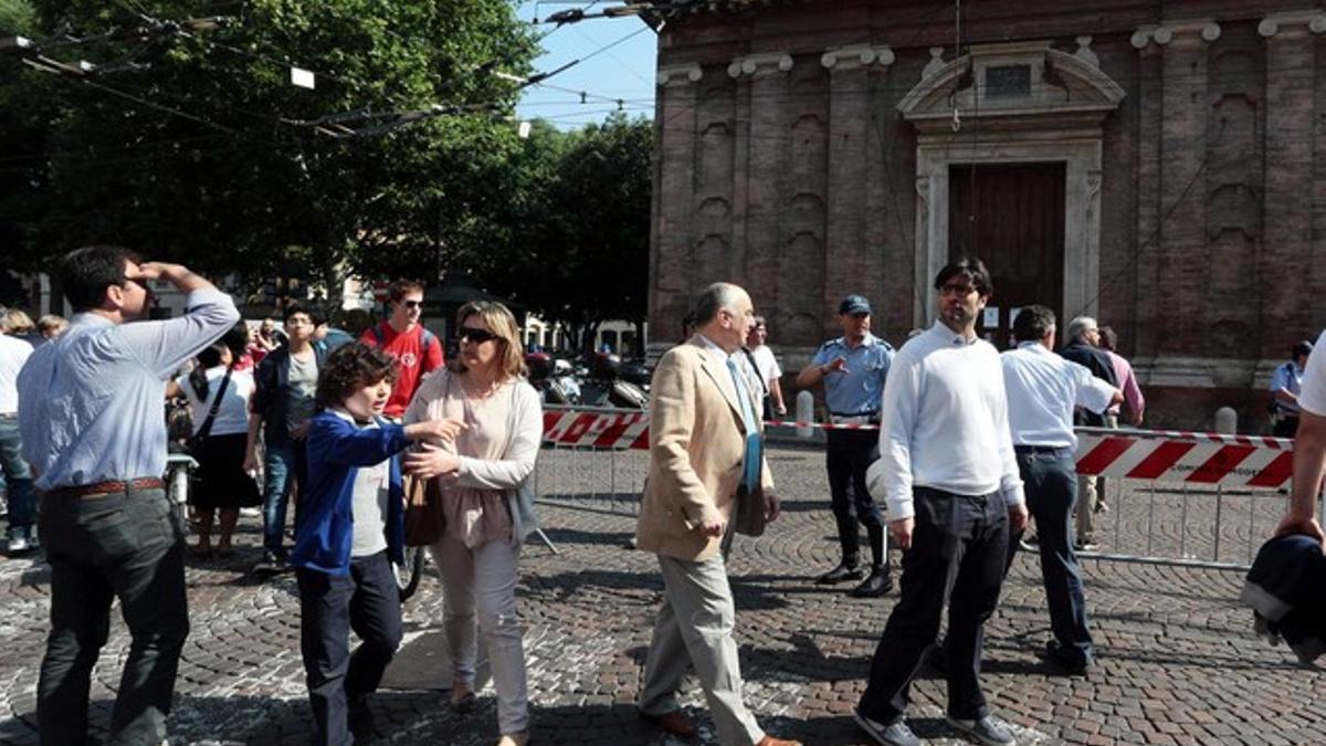 Vecinos de Módena, frente a la iglesia Voto, después del terremoto que ha sacudido este martes el norte de Italia.