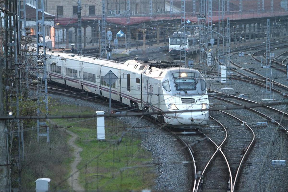 Un tren en la estación de Ourense